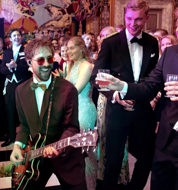 Suasana pesta ulang tahun ke-18 Pangeran Christian