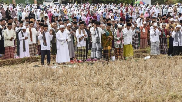 Warga Ciamis Salat Minta Hujan di Persawahan Tandus