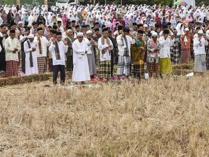 Warga Ciamis Salat Minta Hujan di Persawahan Tandus Warga Ciamis Salat Minta Hujan di Persawahan Tandus