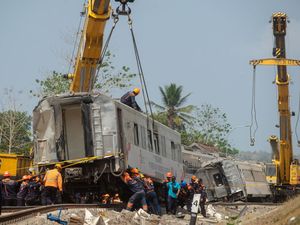 Momen Mencekam KA Argo Semeru Anjlok-Tersambar KA Argo Wilis Momen Mencekam KA Argo Semeru Anjlok-Tersambar KA Argo Wilis