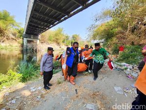 Mayat Pria Berkaus Istiqomah di Jalan Dakwah Terapung di Bengawan Solo