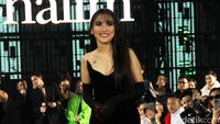 Foto: Ayu Ting Ting Mendadak Tampil di Catwalk, Pamer Tato di Dada