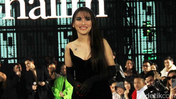 Foto: Ayu Ting Ting Mendadak Tampil di Catwalk, Pamer Tato di Dada