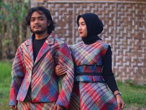 Pria Bikin Jas dan Gaun dari Tikar Jadul, Hasilnya Viral Dipuji Netizen