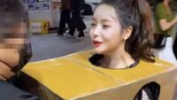 10 Foto Model yang Berkeliaran Telanjang Pakai Kardus, Jadi Kontroversi