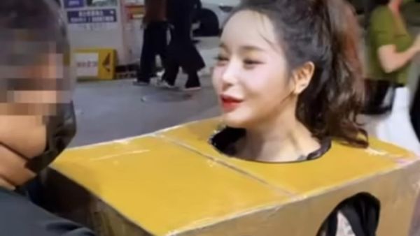 10 Foto Model yang Berkeliaran Telanjang Pakai Kardus, Jadi Kontroversi