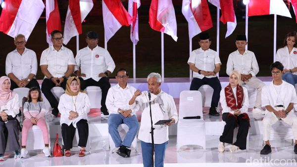 Ganjar-Mahfud MD Kompak Serba Putih di Deklarasi Bakal Capres-Cawapres