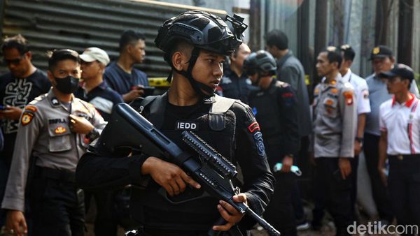 Gegana Sterilisasi TKP Ledakan Diduga Bom di Setiabudi