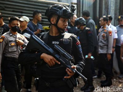 Gegana Sterilisasi TKP Ledakan Diduga Bom di Setiabudi