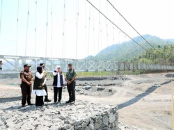Bahagianya Warga Usai Jembatan Kaliregoyo Lumajang Diresmikan Khofifah