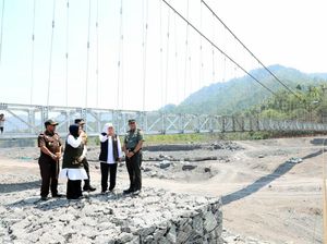 Bahagianya Warga Usai Jembatan Kaliregoyo Lumajang Diresmikan Khofifah Bahagianya Warga Usai Jembatan Kaliregoyo Lumajang Diresmikan Khofifah