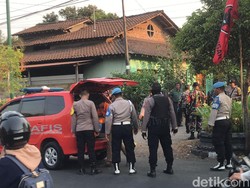 Inafis Bawa Koper Biru-Bungkusan Plastik dari Rumah di Patangpuluhan Jogja