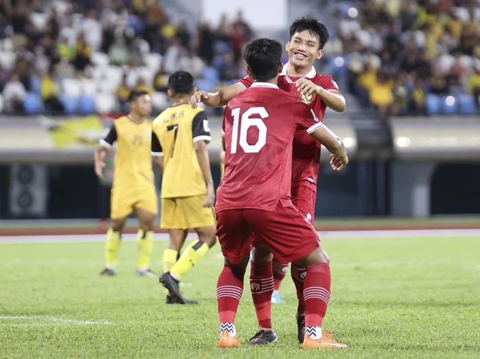 Pesepak bola Timnas Indonesia Shayne Elian Jay (kanan) menerima bola dari rekannya Ricky Kambuaya (tengah) dan berusaha dihadang pesepak bola Brunei Darussalam Muhammad Nur Asyraffahmi (kiri) dalam leg kedua kualifikasi Piala Dunia 2026 babak pertama zona Asia di Hassanal Bolkiah National Stadium, Bandar Seri Begawan, Brunei Darussalam, Selasa (17/10/2023). Indonesia menang atas Brunei Darussalam dengan skor 6-0. ANTARA FOTO/HO-PSSI/mrh/tom.