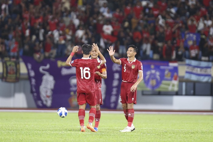 Pesepak bola Timnas Indonesia Shayne Elian Jay (kanan) menerima bola dari rekannya Ricky Kambuaya (tengah) dan berusaha dihadang pesepak bola Brunei Darussalam Muhammad Nur Asyraffahmi (kiri) dalam leg kedua kualifikasi Piala Dunia 2026 babak pertama zona Asia di Hassanal Bolkiah National Stadium, Bandar Seri Begawan, Brunei Darussalam, Selasa (17/10/2023). Indonesia menang atas Brunei Darussalam dengan skor 6-0. ANTARA FOTO/HO-PSSI/mrh/tom.