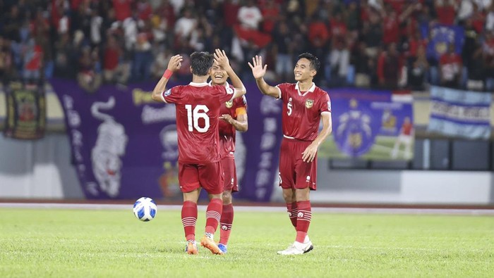 Pesepak bola Timnas Indonesia Shayne Elian Jay (kanan) menerima bola dari rekannya Ricky Kambuaya (tengah) dan berusaha dihadang pesepak bola Brunei Darussalam Muhammad Nur Asyraffahmi (kiri) dalam leg kedua kualifikasi Piala Dunia 2026 babak pertama zona Asia di Hassanal Bolkiah National Stadium, Bandar Seri Begawan, Brunei Darussalam, Selasa (17/10/2023). Indonesia menang atas Brunei Darussalam dengan skor 6-0. ANTARA FOTO/HO-PSSI/mrh/tom.