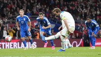 Penalti! Inggris mendapatkan penalti pada menit ke-28 setelah Jude Bellingham dijatuhkan Di Lorenzo. VAR mengonfirmasi keputusan wasit dan Harry Kane menjalankan tugasnya dengan sukses, menyamakan skor buat Inggris. Skor imbang 1-1 hingga turun minum. AP/Frank Augstein  