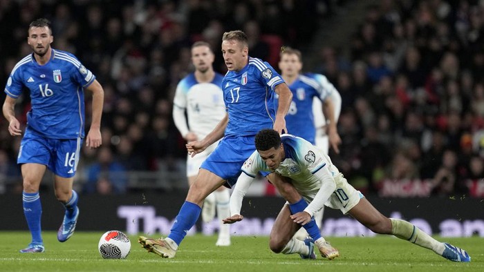 Inggris Lolos ke Euro 2024 Usai Bungkam Italia Inggris mencatatkan comeback untuk menang 3-1 atas Italia di Kualifikasi Euro 2024. Harry Kane mencetak dua gol yang memastikan The Three Lions lolos ke putaran final, Rabu (18/10/2023) dini hari WIB.