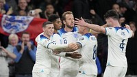 GOL! Inggris berbalik unggul pada menit ke-57. Usai memotong serangan Italia, Inggris merangsek lewat Bellingham. Bola diberikannya ke Rashford, yang sepakannya tak kuasa dihentikan Donnarumma. AP/Kirsty Wigglesworth  
