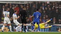 Tuan rumah sudah kebobolan saat pertandingan baru berjalan 15 menit. Sepakan Scamacca membenamkan bola ke gawang. Inggris tertinggal 0-1. Action Images via Reuters/Andrew Couldridge  