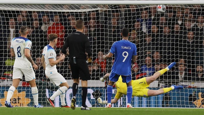Inggris Lolos ke Euro 2024 Usai Bungkam Italia Soccer Football - Euro 2024 Qualifier - Group C - England v Italy - Wembley Stadium, London, Britain - October 17, 2023 Italy's Gianluca Scamacca scores their first goal past England's Jordan Pickford Action Images via Reuters/Andrew Couldridge