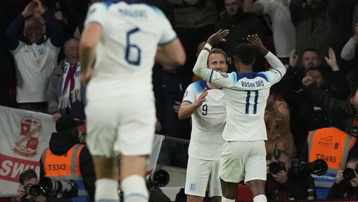 Englands Harry Kane, centre, celebrates with Englands Marcus Rashford, right, after scoring his sides third goal during the Euro 2024 group C qualifying soccer match between England and Italy at Wembley stadium in London, Tuesday, Oct. 17, 2023. (AP Photo/Frank Augstein)