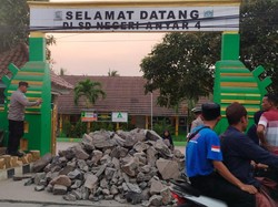 Kacau! Akses SD di Anyer Diuruk Batu 1 Truk, Gerbang Sempat Digembok