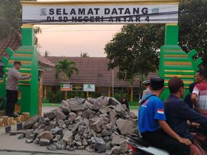 Kacau! Akses SD di Anyer Diuruk Batu 1 Truk, Gerbang Sempat Digembok Kacau! Akses SD di Anyer Diuruk Batu 1 Truk, Gerbang Sempat Digembok