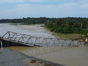 Jembatan Baja di Nagan Raya Aceh Ambruk