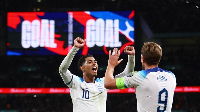 Jude Bellingham Soccer Football - Euro 2024 Qualifier - Group C - England v Italy - Wembley Stadium, London, Britain - October 17, 2023 England's Harry Kane celebrates scoring their third goal with Jude Bellingham REUTERS/Carl Recine