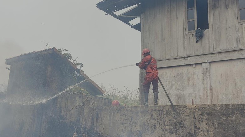 Kahurtla di OI Merembet ke Permukiman, 1 Rumah Warga Nyaris Terbakar