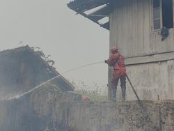 Kahurtla di OI Merembet ke Permukiman, 1 Rumah Warga Nyaris Terbakar