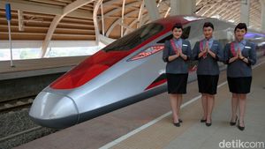 Srikandi Murah Senyum Sang Pemanis Gerbong Besi