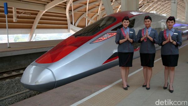 Srikandi Murah Senyum Sang Pemanis Gerbong Besi