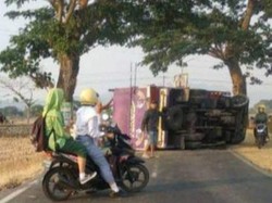 Truk Terguling-Melintang di Jalan Cawas-Sukoharjo, Lalin Sempat Terganggu