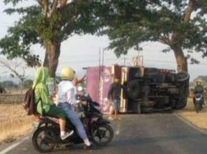 Truk Terguling-Melintang di Jalan Cawas-Sukoharjo, Lalin Sempat Terganggu Truk Terguling-Melintang di Jalan Cawas-Sukoharjo, Lalin Sempat Terganggu