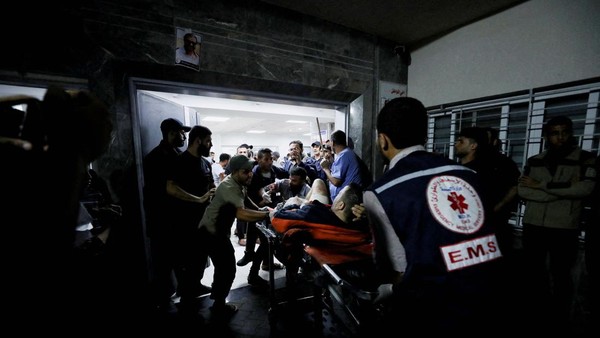 Kejam! Israel Serang RS, 500 Orang Tewas Kejam! militer Israel menyerang rumah sakit Al-Ahli Arab di Gaza, Palestina. Serangan mendadak itu disebut menewaskan 500 orang di lokasi.