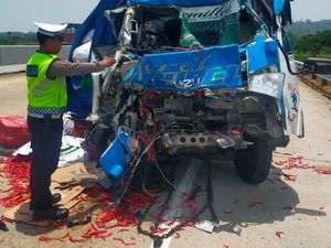 Truk Sundul Truk di Tol Batang, 1 Orang Tewas