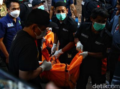 Momen Evakuasi Korban Tewas Akibat Ledakan Diduga Bom di Setiabudi