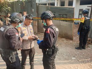 Penampakan Lokasi Diduga Bom Meledak di Jaksel saat Pekerja Gali Tanah Penampakan Lokasi Diduga Bom Meledak di Jaksel saat Pekerja Gali Tanah