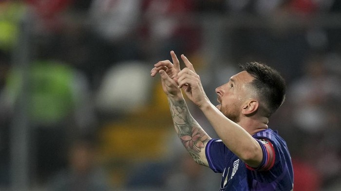 Argentinas Lionel Messi celebrates scoring his sides second goal against Peru during a qualifying soccer match for the FIFA World Cup 2026 at the National stadium in Lima, Peru,Tuesday, Oct. 17, 2023.(AP Photo/Martin Mejia)