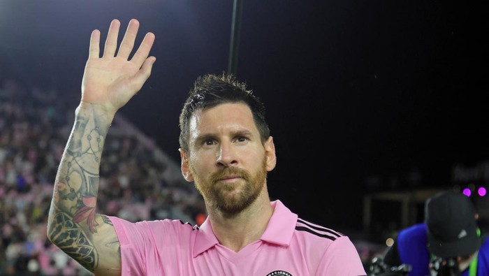 Lionel Messi Oct 7, 2023; Fort Lauderdale, Florida, USA; Inter Miami CF forward Lionel Messi (10) acknowledges fans after the game against FC Cincinnati at DRV PNK Stadium. Mandatory Credit: Sam Navarro-USA TODAY Sports