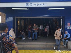 LRT Harjamukti-Dukuh Atas Gangguan, Penumpang Telantar