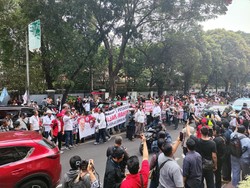 Massa Pendukung Ganjar-Mahfud Bersorak di Depan Markas PDIP
