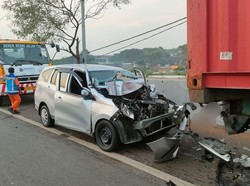 Taksi Online Tabrak Belakang Truk di Tol Kapuk, Penumpang Tewas
