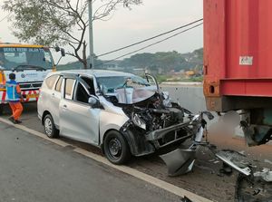Taksi Online Tabrak Belakang Truk di Tol Kapuk, Penumpang Tewas Taksi Online Tabrak Belakang Truk di Tol Kapuk, Penumpang Tewas