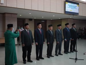 Momen Rektor UNJ Lantik Warek dan Ketua Lembaga Periode 2023-2027 Momen Rektor UNJ Lantik Warek dan Ketua Lembaga Periode 2023-2027