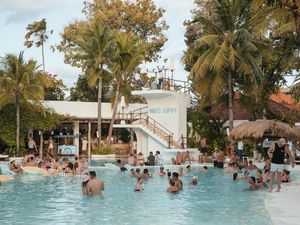 Kisah Mengerikan, Gadis Bule Pecah Kepala di Pool Bar Bali Kisah Mengerikan, Gadis Bule Pecah Kepala di Pool Bar Bali