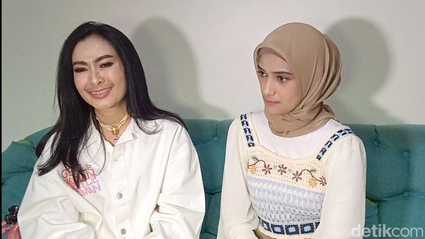 Nadya Mustika dengan Iis Dahlia saat ditemui di kawasan Jakarta.