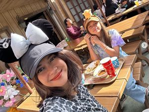 7 Foto Nana Mirdad Liburan ke Jepang Berdua Anak Gadisnya, Bak Kakak-Adik