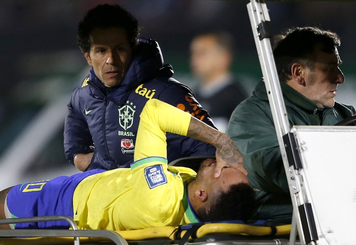 Soccer Football - World Cup - South American Qualifiers - Uruguay v Brazil - Estadio Centenario, Montevideo, Uruguay - October 17, 2023 Brazils Neymar is brought off the pitch after sustaining an injury REUTERS/Andres Cuenca